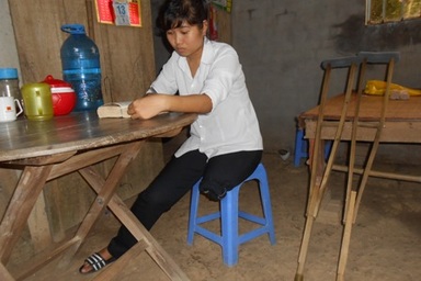 Khâm phục nữ sinh 1 chân vượt khó vào đại học