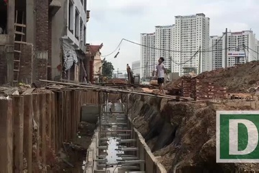 Hà Nội: Người dân bắc cầu vào nhà trên đường nghìn tỷ