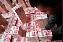 Truyền hình Trung Quốc chiếu cảnh 3 tấn tiền giấu trong nhà quan tham