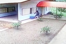 Clip: Tên trộm ngu ngốc chật vật đột nhập ga-ra mở toang hoác từ... cửa sổ