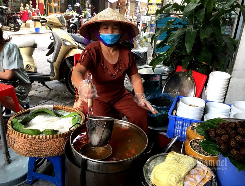 Ba thập kỷ giữ hương vị gia truyền, quán bún ốc bán 500 bát/ngày - 1 Ba thập kỷ giữ hương vị gia truyền, quán bún ốc bán 500 bát/ngày - 1