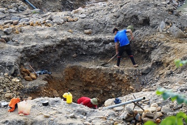 Nghệ An: “Xới” tung Nậm Huống… tìm quặng