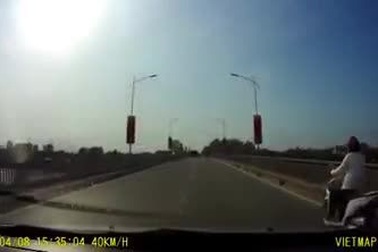 Thót tim khoảnh khắc ô tô suýt gây tai nạn vì vượt ẩu trên cầu
