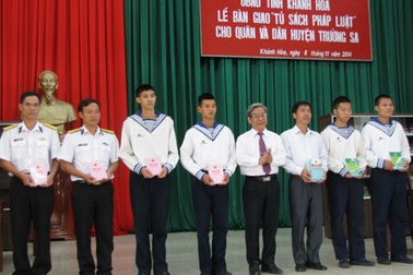 Bàn giao tủ sách pháp luật cho huyện Trường Sa