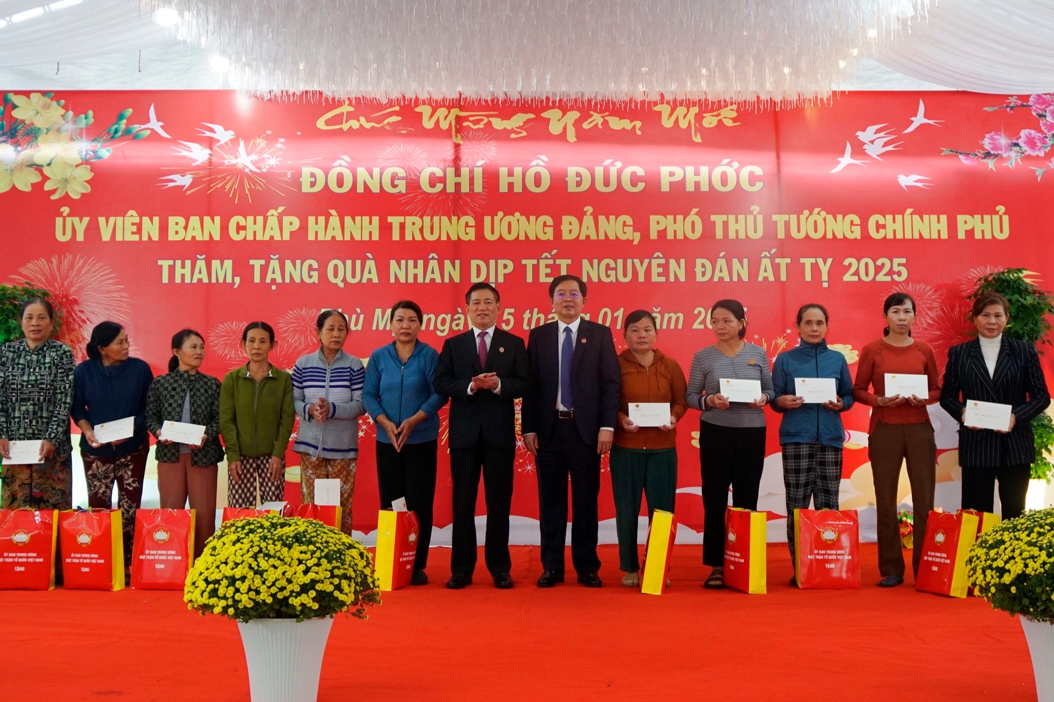 កម្មកររំជួលចិត្តរហូតស្រក់ទឹកភ្នែកពេលទទួលអំណោយបុណ្យតេតពីឧបនាយករដ្ឋមន្ត្រី - ២ Công nhân xúc động khi nhận quà Tết từ Phó Thủ tướng - 2