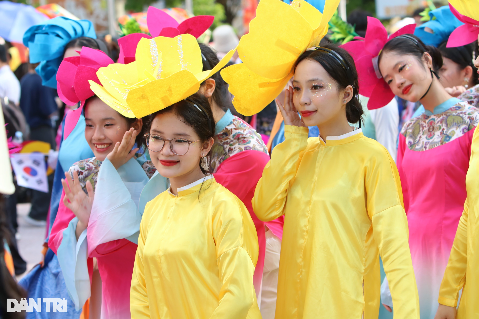 Đường phố Huế náo nhiệt bởi đoàn chân dài và những cô gái xinh đẹp - 6 Đường phố Huế náo nhiệt bởi đoàn chân dài và những cô gái xinh đẹp - 6