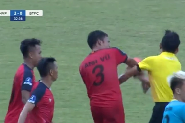 Cầu thủ đấm trọng tài bị cấm thi đấu 2 năm