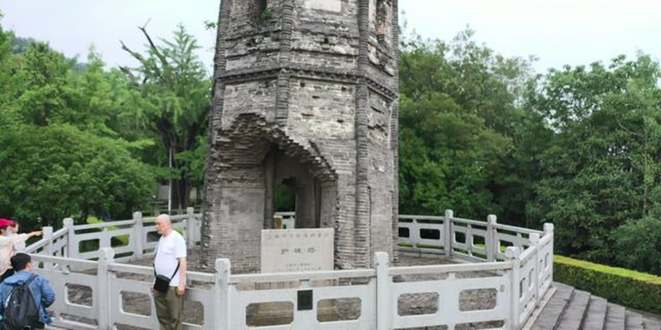 Tòa tháp nghiêng vẹo 7 độ, chân tháp bị phá hủy, nhưng tồn tại 1.000 năm - 4 Tòa tháp nghiêng vẹo 7 độ, chân tháp bị phá hủy, nhưng tồn tại 1.000 năm - 4