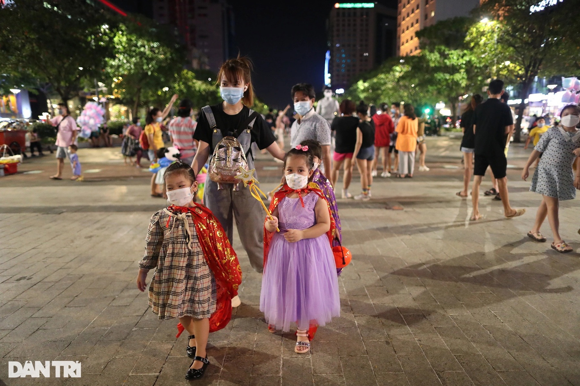 Giới trẻ TPHCM hóa trang kỳ dị chơi Halloween sớm trên phố Nguyễn Huệ - 5