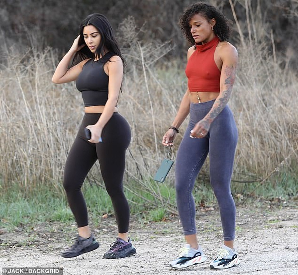 Kim Kardashian khoe dáng khỏe khoắn với trang phục thể thao - 2 Kim Kardashian khoe dáng khỏe khoắn với trang phục thể thao - 2