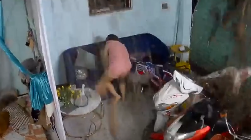 Clip "mẹ lấy thân mình che cho con khi trần nhà sập xuống" nổi bật tuần qua