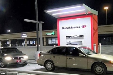 Rút 10 USD được 100 USD, dân đổ xô ra cây ATM lấy tiền