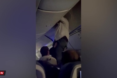 Máy bay Tây Ban Nha gặp nhiễu động, hành khách bị hất lên khoang hành lý