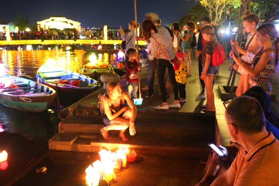 Hội An: Người dân xuống đường đón Giáng sinh Hội An: Người dân xuống đường đón Giáng sinh