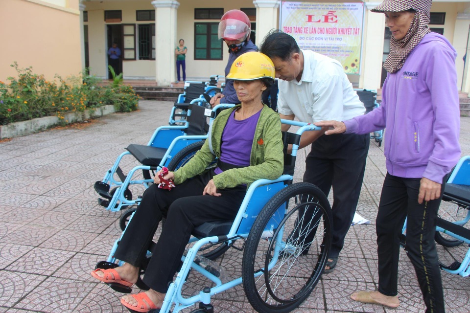 Người khuyết tật vui mừng nhận 65 chiếc xe lăn - 2 Người khuyết tật vui mừng nhận 65 chiếc xe lăn - 2