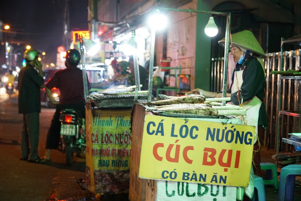 Phố cá lóc nướng thức trắng đêm chuẩn bị cho ngày vía Thần Tài - 2 Phố cá lóc nướng thức trắng đêm chuẩn bị cho ngày vía Thần Tài - 2