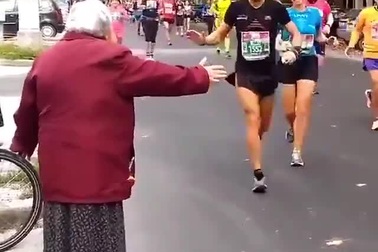 Cụ già đứng cổ vũ vận động viên chạy marathon khiến nhiều người xúc động