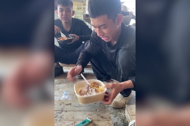 Bữa cơm chan nước lọc giữa công trường của lao động Việt tại Đài Loan