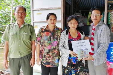 Bạn đọc Dân trí giúp đỡ mẹ con suy thận hơn 74 triệu đồng