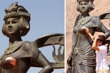 Nơi những bức tượng khỏa thân bị "sờ mó" đến phai mòn