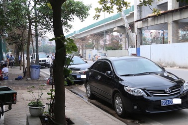 Hà Nội: Vỉa hè, lòng đường lại chật cứng "xế hộp" biển xanh, biển trắng