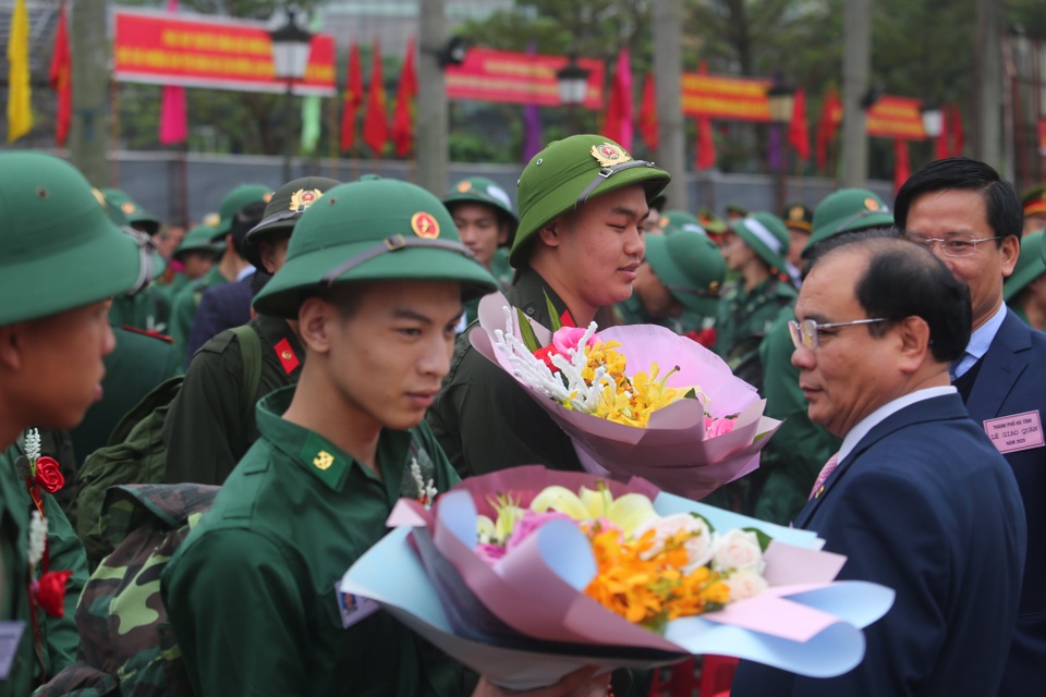 Nước mắt, nụ cười ngày tiễn đưa con lên đường nhập ngũ - 2 Nước mắt, nụ cười ngày tiễn đưa con lên đường nhập ngũ - 2