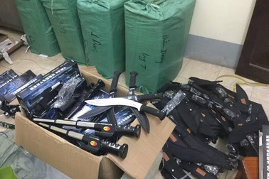 Thu giữ hàng trăm dao kiếm, dùi cui điện