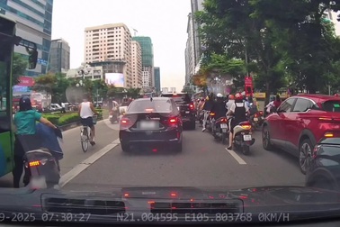 Luồn lách tạt đầu ô tô, người phụ nữ đi xe máy tự đẩy mình vào nguy hiểm