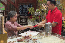 Mẹ U80 lì xì con trai 800 triệu đồng và tài sản hàng chục tỷ đồng