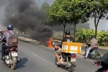Xe máy bốc cháy ngùn ngụt trên đại lộ Phạm Văn Đồng
