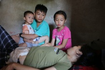 Bi kịch đổ xuống một gia đình nghèo, 3 đứa trẻ khóc xin được cứu giúp