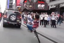 Diễn xiếc đường phố với "ngựa sắt" hai bánh