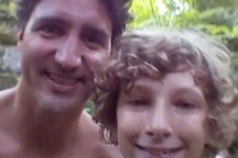 Thủ tướng Canada ngực trần chụp ảnh tự sướng