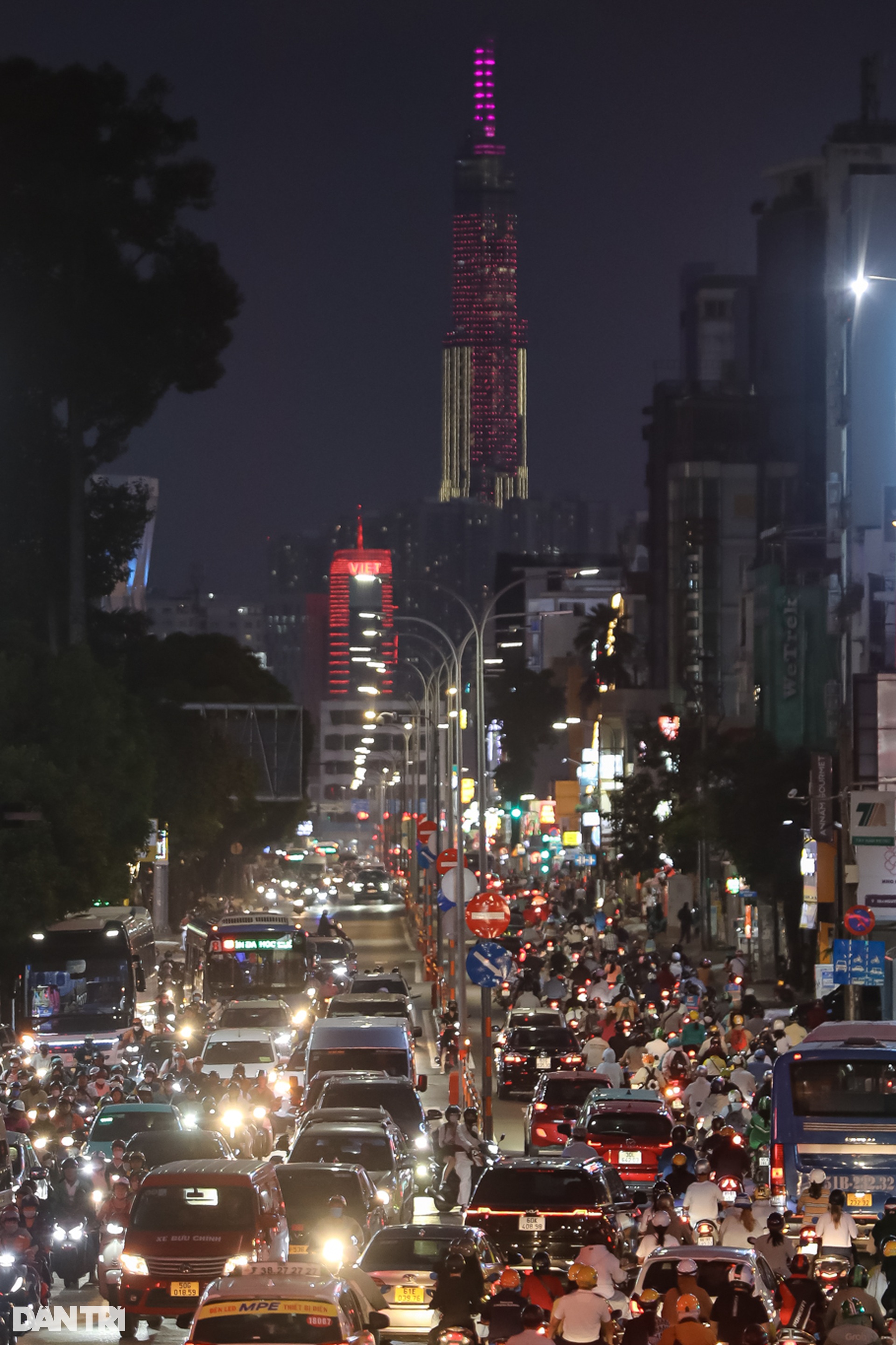 Đường phố Hà Nội, TPHCM ùn tắc cả ngày lẫn đêm dịp cận Tết Nguyên đán - 19 Đường phố Hà Nội, TPHCM ùn tắc cả ngày lẫn đêm dịp cận Tết Nguyên đán - 19