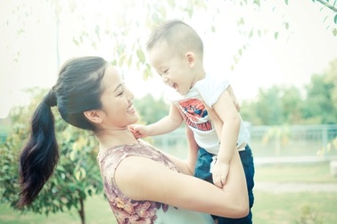 Ngắm con trai đáng yêu của Phan Thị Lý và "ông xã" hơn 17 tuổi