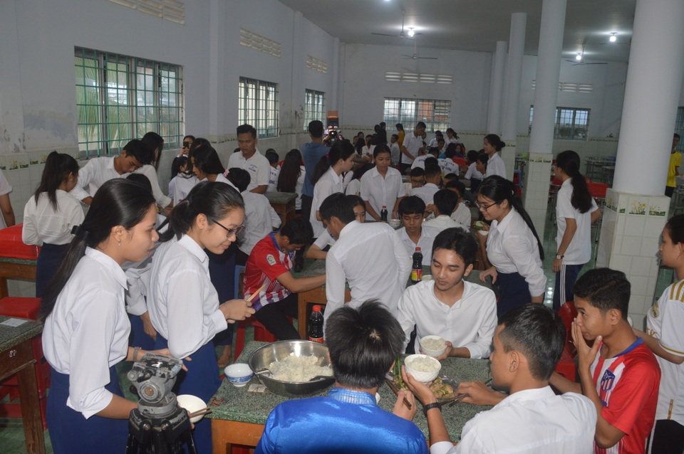 Nhiều thí sinh nén nỗi đau quyết tâm đi thi tốt nghiệp THPT - 2