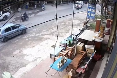 Quên kéo phanh tay, tài xế hớt hải đuổi theo xe tải trôi dốc