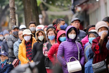 Hà Nội: Xếp hàng dài cả trăm mét đợi mua khẩu trang diệt khuẩn