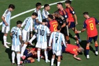 Hơn 100.000 CĐV Argentina ký đơn yêu cầu đá lại trận chung kết World Cup