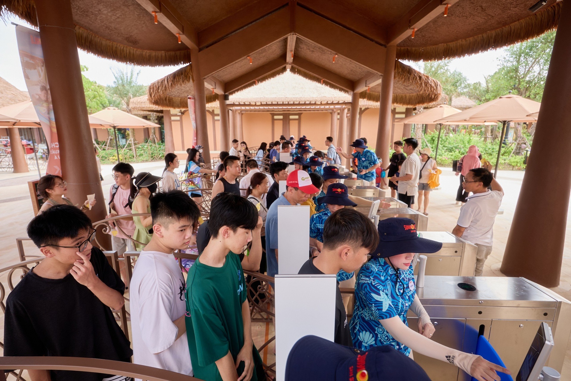 Hàng nghìn người đổ về công viên nước Sầm Sơn trong ngày khai trương - 3 Hàng nghìn người đổ về công viên nước Sầm Sơn trong ngày khai trương - 3