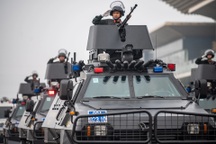 Xe bọc thép chống bạo loạn diễu hành tại lễ kỷ niệm của lực lượng CSCĐ