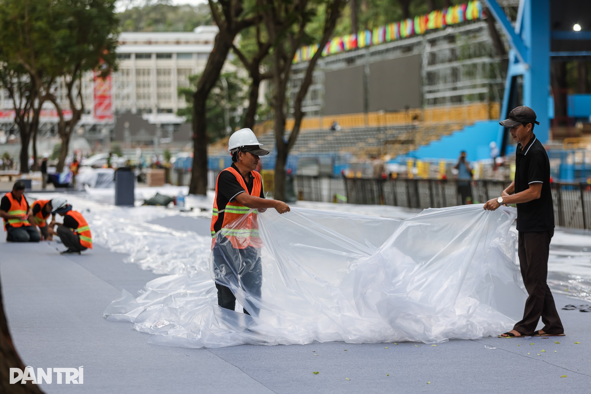 Sân khấu, khán đài chuẩn bị cho đại lễ 30/4 ở TPHCM dần hoàn thiện - 9 Sân khấu, khán đài chuẩn bị cho đại lễ 30/4 ở TPHCM dần hoàn thiện - 9