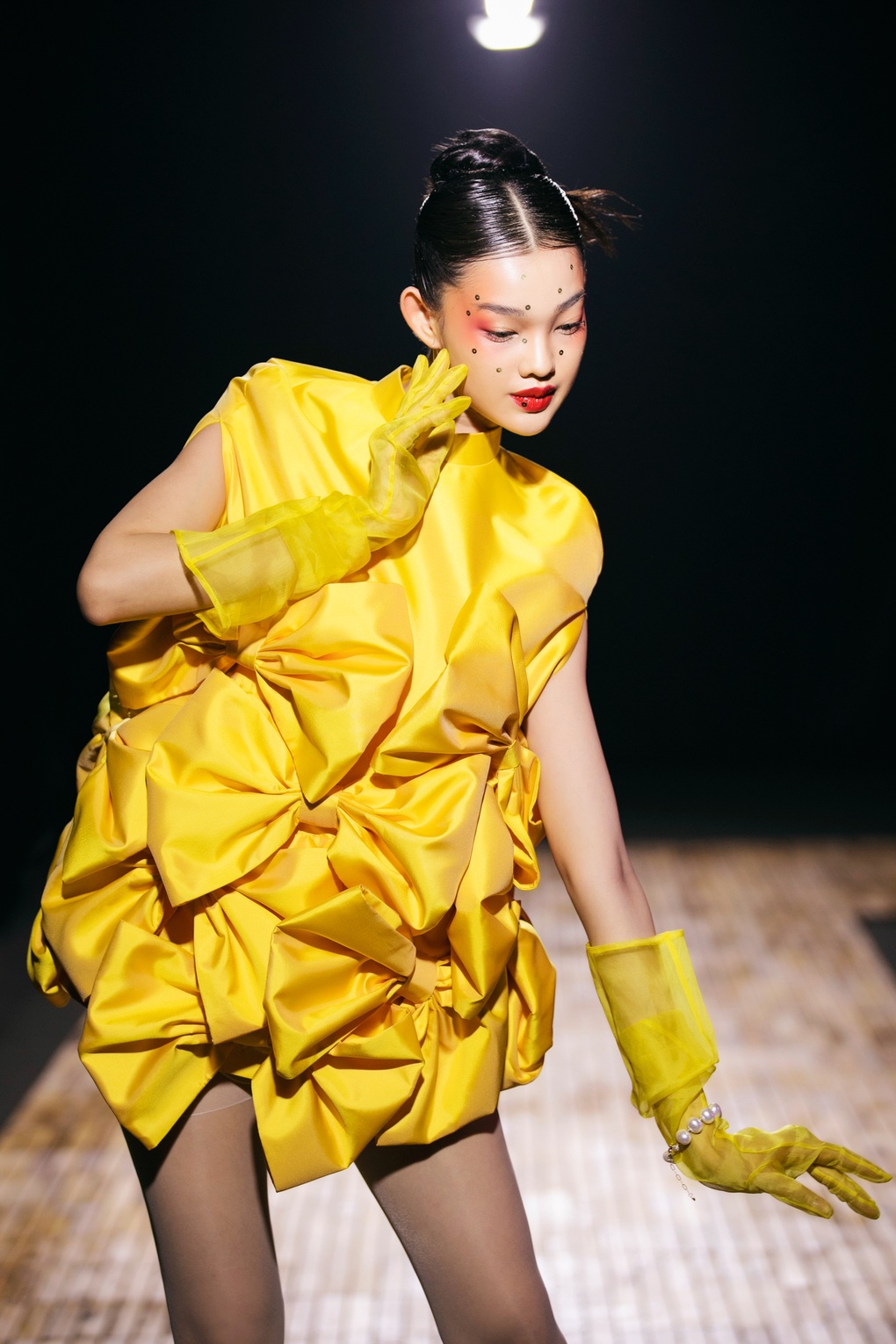 Búp bê sống Bé Quyên diện váy độc lạ, xuất hiện ấn tượng trên sàn catwalk - 7 Búp bê sống Bé Quyên diện váy độc lạ, xuất hiện ấn tượng trên sàn catwalk - 7