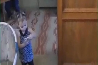 Bé 2 tuổi cứu mẹ