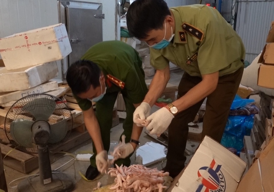 Khám phá thủ đoạn “ẩn giấu” 6 tấn thực phẩm bẩn trong kho lạnh ở Hà Nội - 4 Khám phá thủ đoạn “ẩn giấu” 6 tấn thực phẩm bẩn trong kho lạnh ở Hà Nội - 4