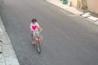 Bé gái đạp xe đi lạc hơn 50km từ Thanh Hóa đến Ninh Bình