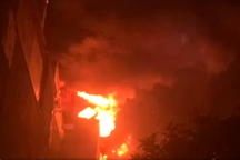 Tầng tum ngôi nhà 3 tầng ở Hà Nội bốc cháy ngùn ngụt