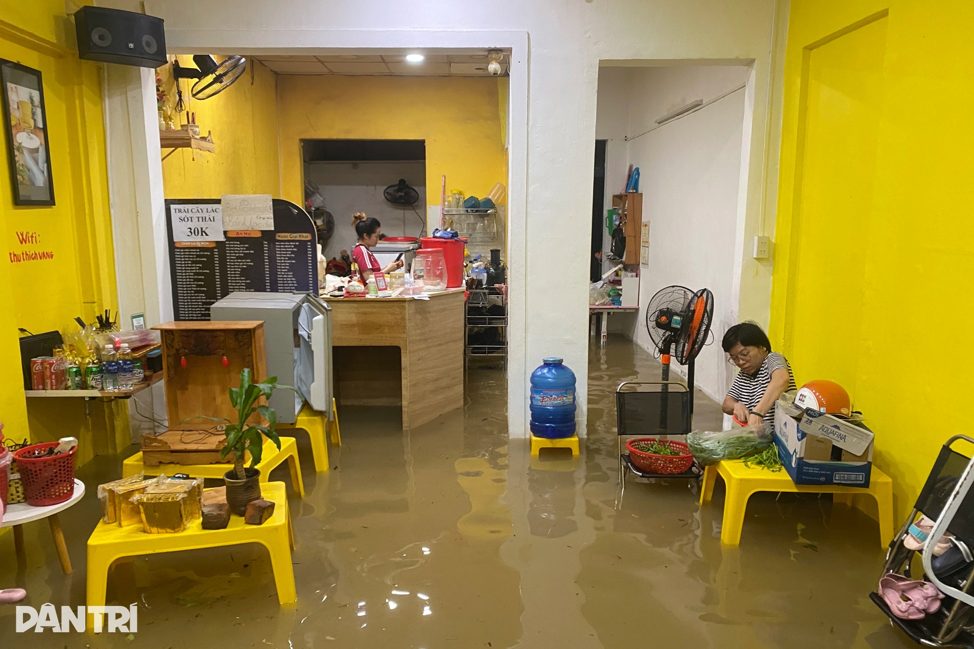 Lũ bao vây Kinh thành Huế, đường vào Đại nội nước chảy cuồn cuộn - 12 Lũ bao vây Kinh thành Huế, đường vào Đại nội nước chảy cuồn cuộn - 12