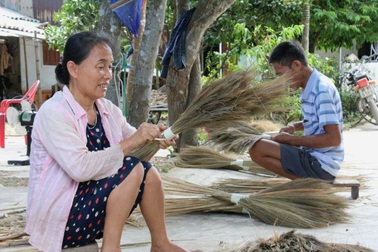 Về Hà Ân xem nghề làm chổi đót có tuổi đời hàng trăm năm