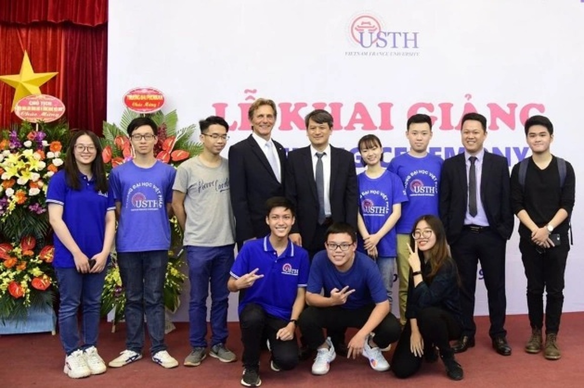 Nam sinh đoạt giải Nhất cấp quốc gia và suất học bổng du học trời Âu - 4 Nam sinh đoạt giải Nhất cấp quốc gia và suất học bổng du học trời Âu - 4